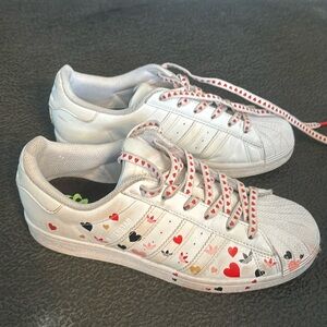 Adidas women’s heart detail sneakers 7.5